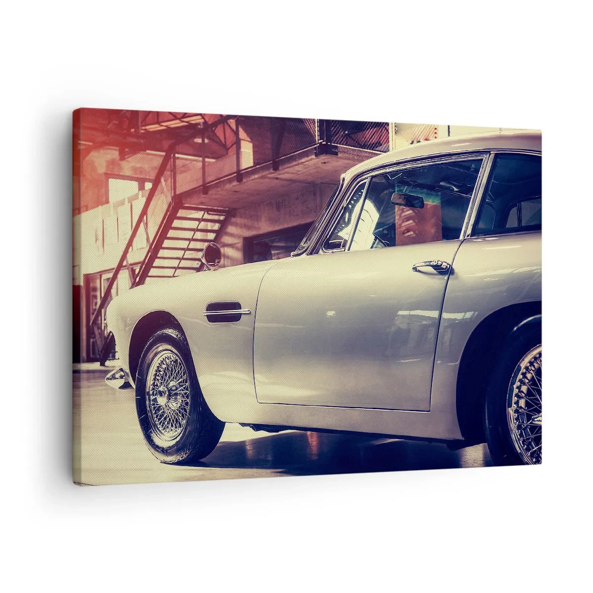 Lærredstryk - Billede på lærred - En klassisk bil i en stilfuld garage med et industrielt interiør - 70x50cm - Klassikere bliver ikke gamle - Moderne vægdekoration til stue og soveværelse ARTTOR