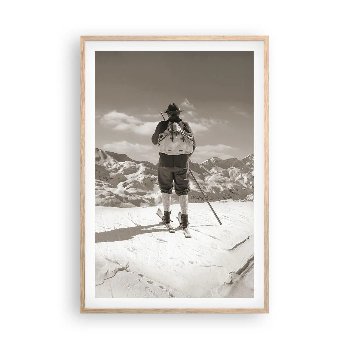 Plakat i ramme af lyst egetræ - Og bjergene er de samme - 61x91 cm