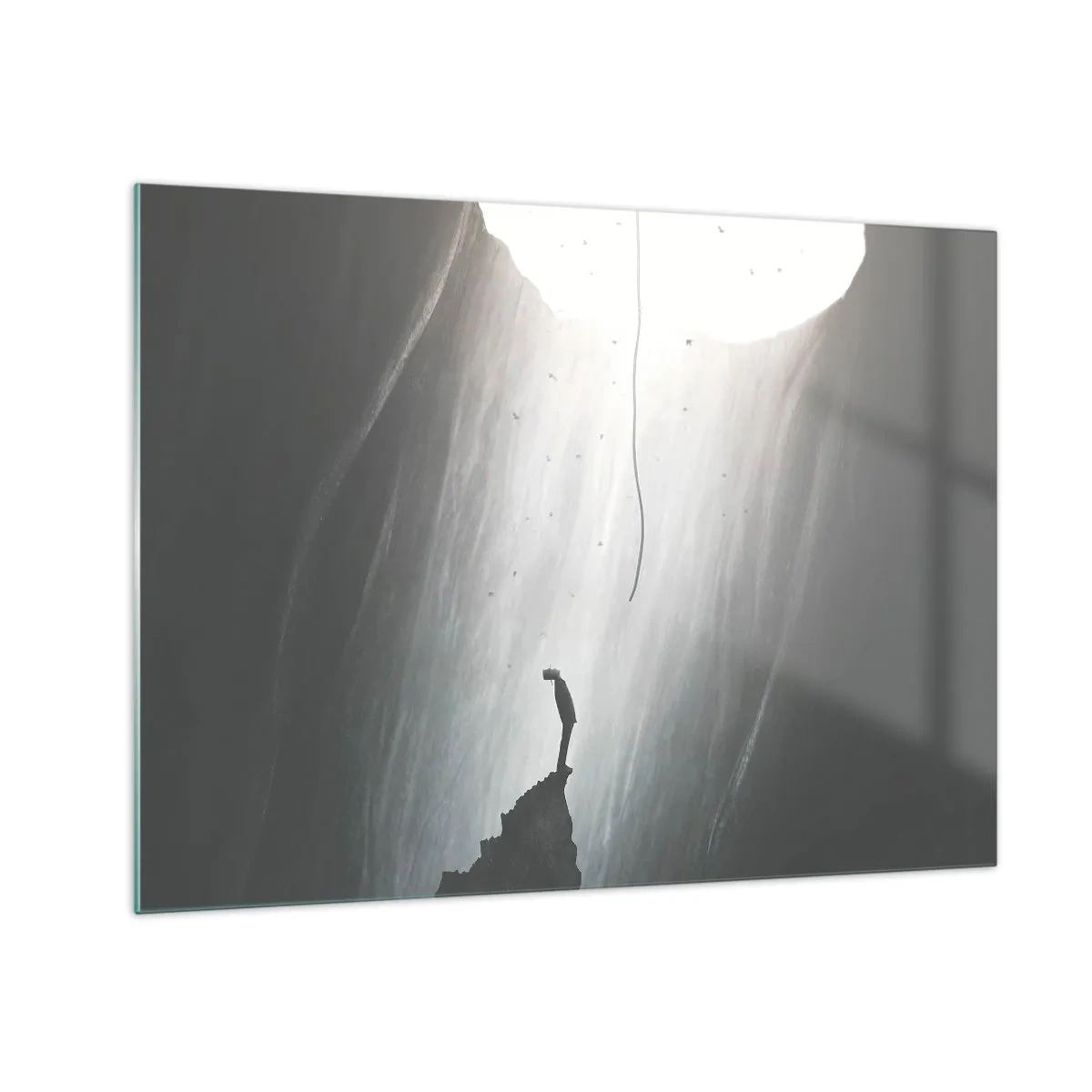 Billede på glas - En mand stående i mørket ved foden af en lysende udgang over en afgrund - 70x50cm - Der er altid en vej ud - Moderne vægdekoration til stue og soveværelse ARTTOR