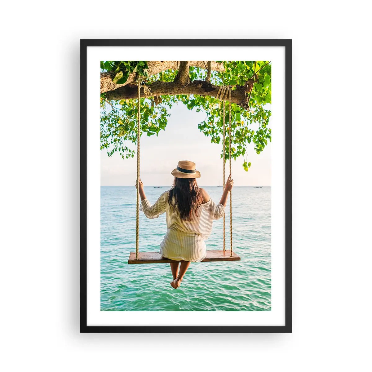 Plakat i sort ramme - Kvinde på en gynge ved havet i tropiske omgivelser - 50x70cm - Livet er smukt - Moderne vægdekoration til stue og soveværelse ARTTOR