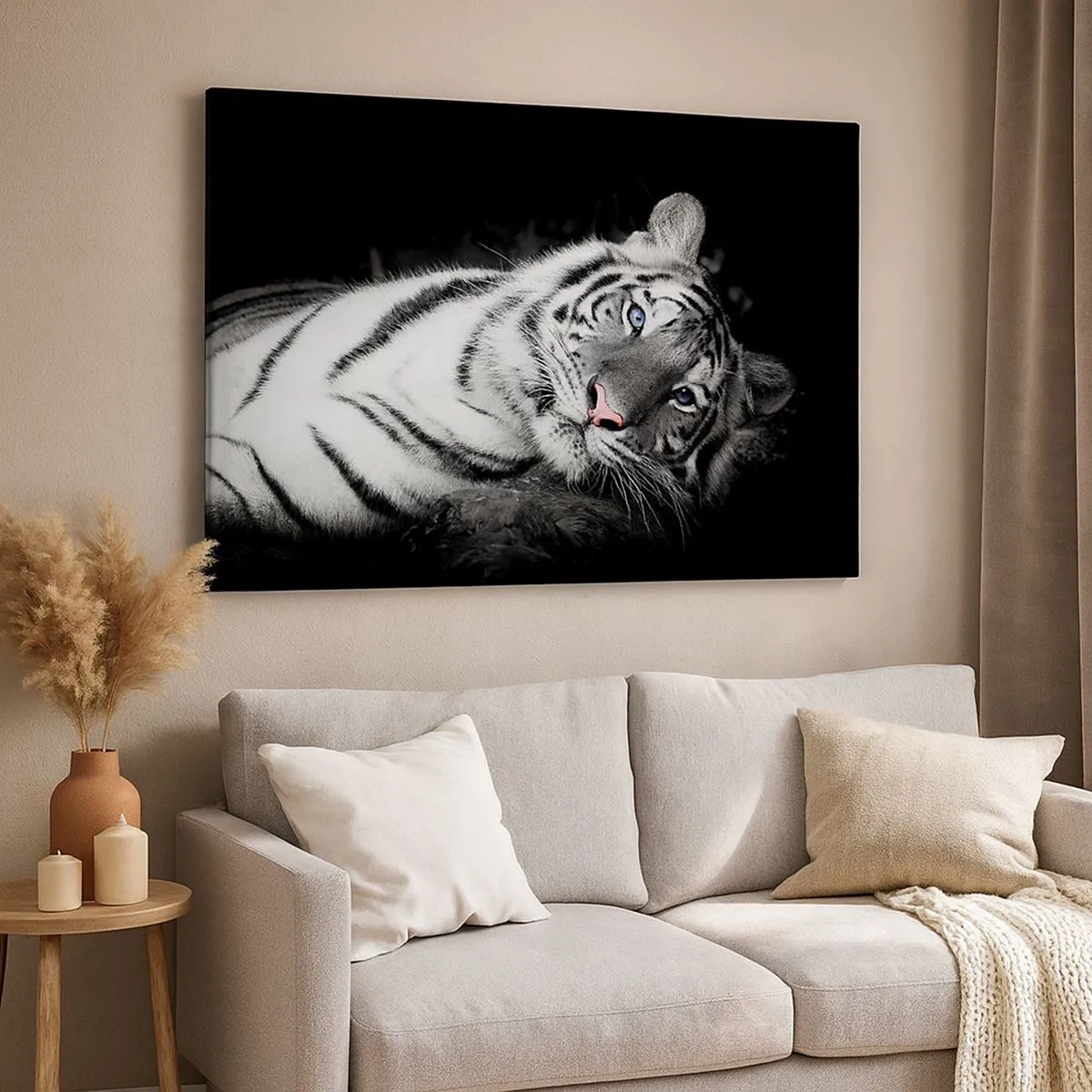 Lærredstryk - Billede på lærred - En kunstnerisk gengivet hvid tiger mod en sort baggrund - 70x50cm - Vildskab og fred - Moderne vægdekoration til stue og soveværelse ARTTOR