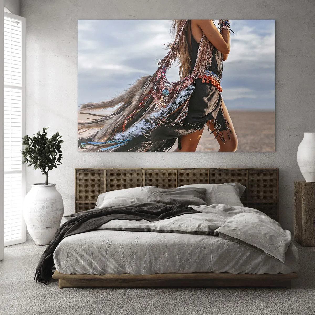 Billede på glas - Kvinde i boho-stil med fjer og dekorationer mod en ørkenbaggrund - 70x50cm - Shamanens pige - Moderne vægdekoration til stue og soveværelse ARTTOR