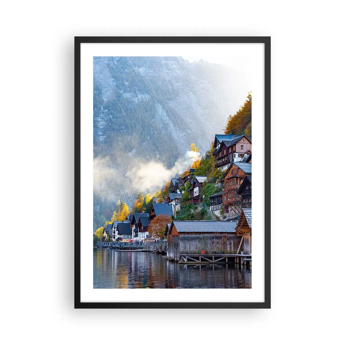 Plakat i sort ramme - En bjergby ved en sø omgivet af efterårsstemning - 50x70cm - Alpine climes - Moderne vægdekoration til stue og soveværelse ARTTOR