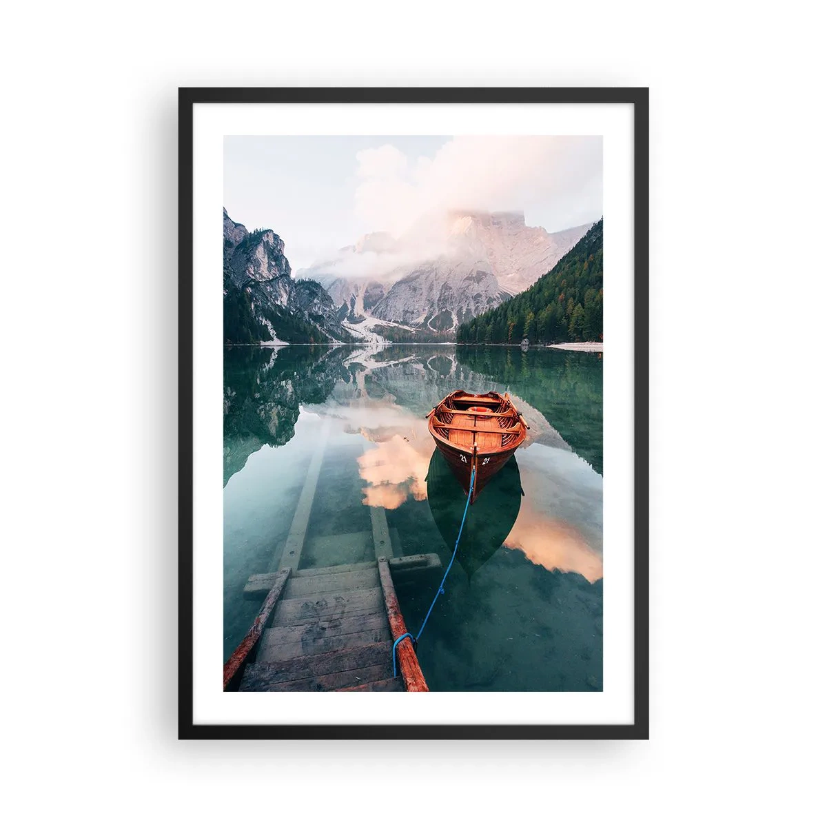 Plakat i sort ramme - En træbåd på en rolig sø omgivet af bjerge - 50x70cm - Fredfyldt søvn i bjergene - Moderne vægdekoration til stue og soveværelse ARTTOR
