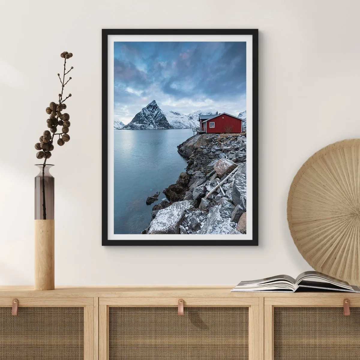 Plakat i sort ramme - Skandinavisk tilflugtssted - 50x70 cm