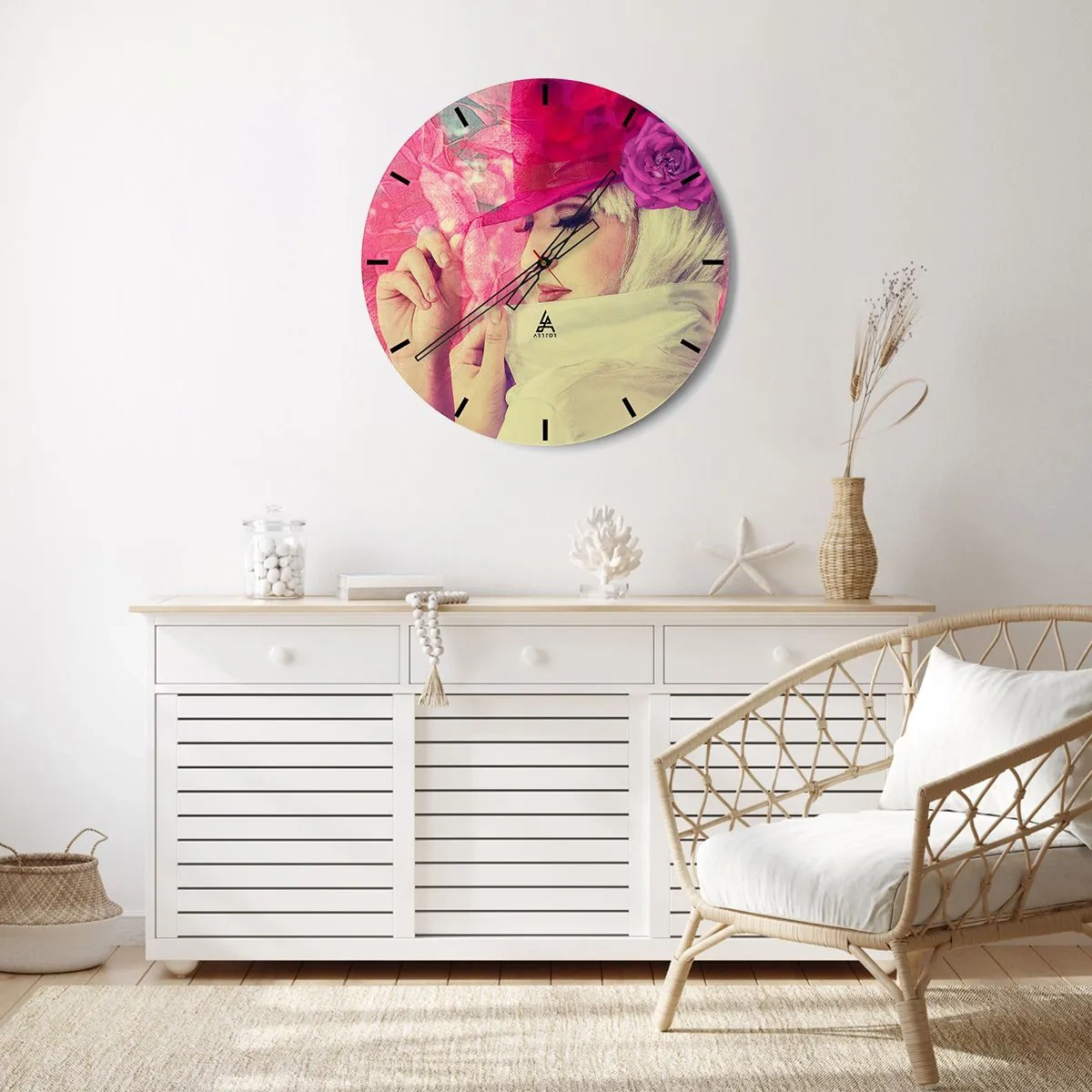 Vægur, Uret - Stiliseret portræt af en kvinde i nuancer af lyserød og hvid - 30x30cm - Retro portræt i lyserødt - Moderne vægdekoration til stue, køkken og soveværelse ARTTOR