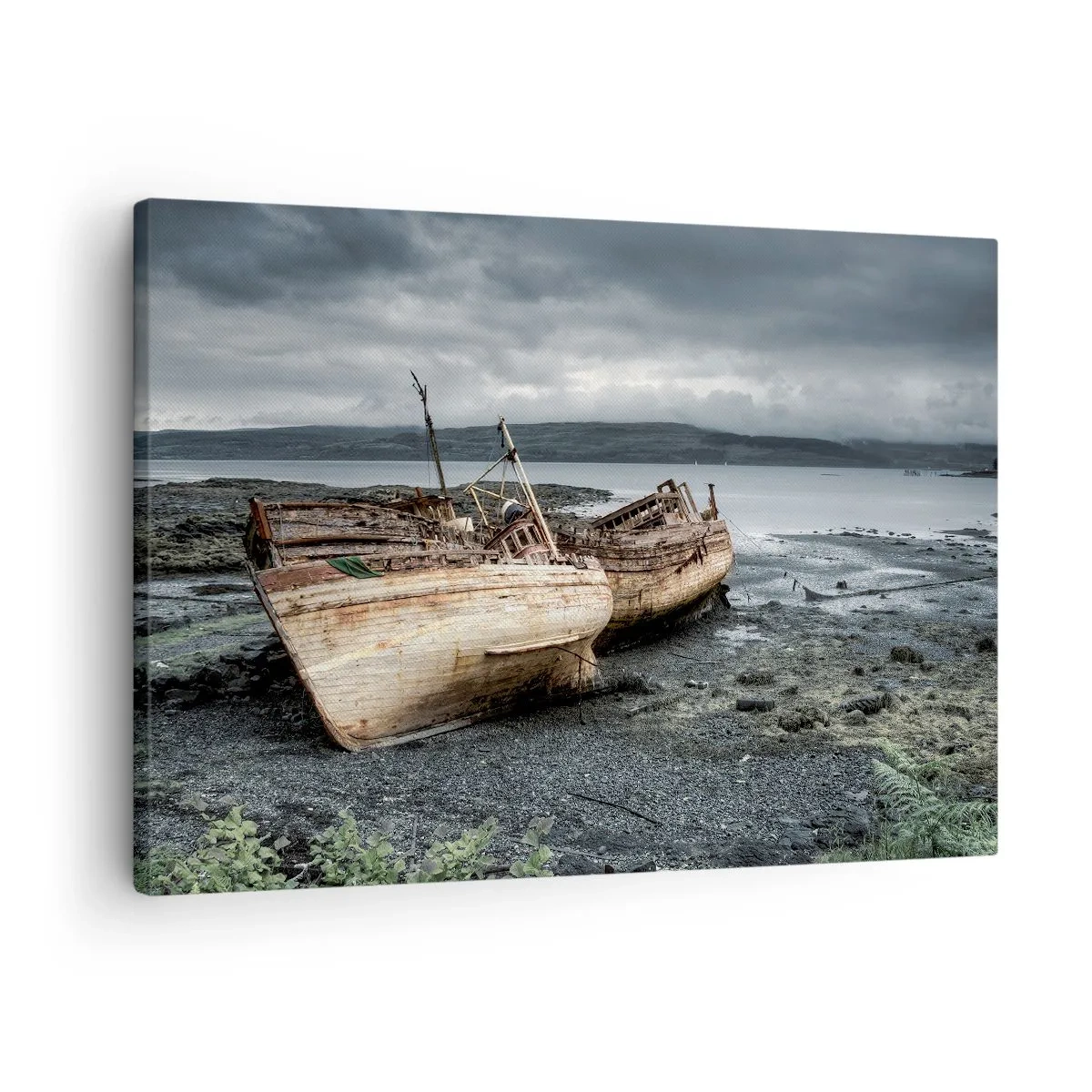 Lærredstryk - Billede på lærred - Forladte både på kysten i et regnfuldt landskab - 70x50cm - "Som et tegn på værdige strabadser opfyldt" - Moderne vægdekoration til stue og soveværelse ARTTOR