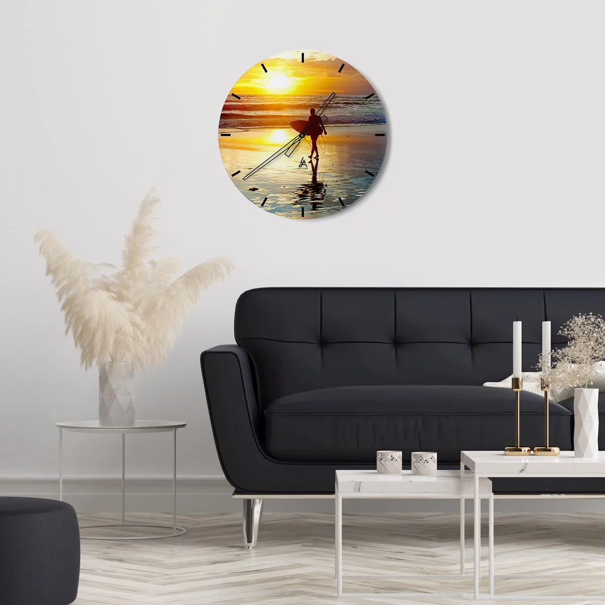 Vægur, Uret - Surfer ved solnedgang på stranden - 30x30cm - Krigerens tilbagevenden - Moderne vægdekoration til stue, køkken og soveværelse ARTTOR