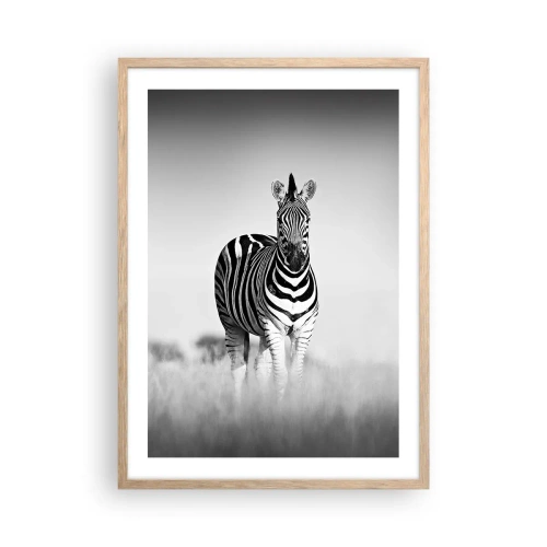 Plakat i ramme af lyst egetræ - Og alligevel er verden sort og hvid - 50x70 cm