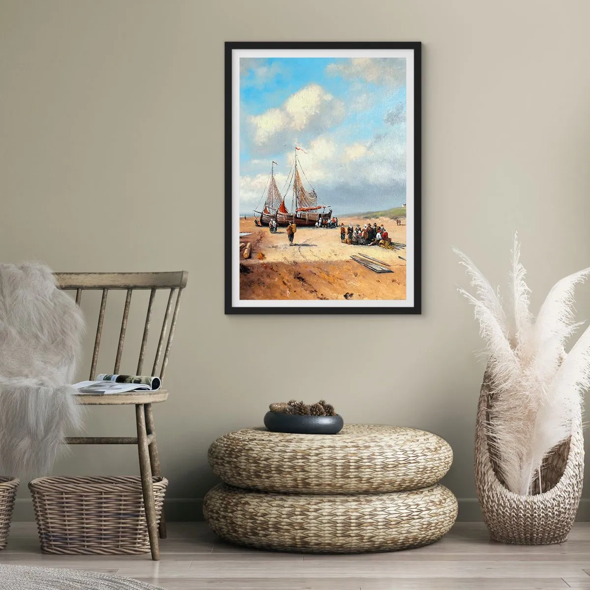Plakat i sort ramme - Traditionelle fiskerbåde og fiskere på en sandstrand - 50x70cm - Efter en vellykket fangst - Moderne vægdekoration til stue og soveværelse ARTTOR