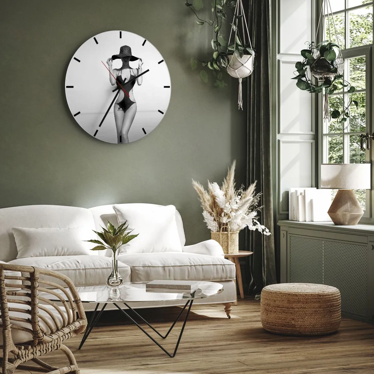 Vægur, Uret - En kvinde i sort badedragt og hat mod havet - 30x30cm - Mit navn er Elegance - Moderne vægdekoration til stue, køkken og soveværelse ARTTOR