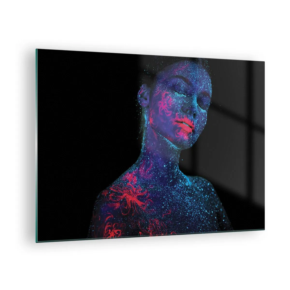 Billede på glas - Portræt af en kvinde med fluorescerende kropsmaling - 70x50cm - I stjernestøv - Moderne vægdekoration til stue og soveværelse ARTTOR