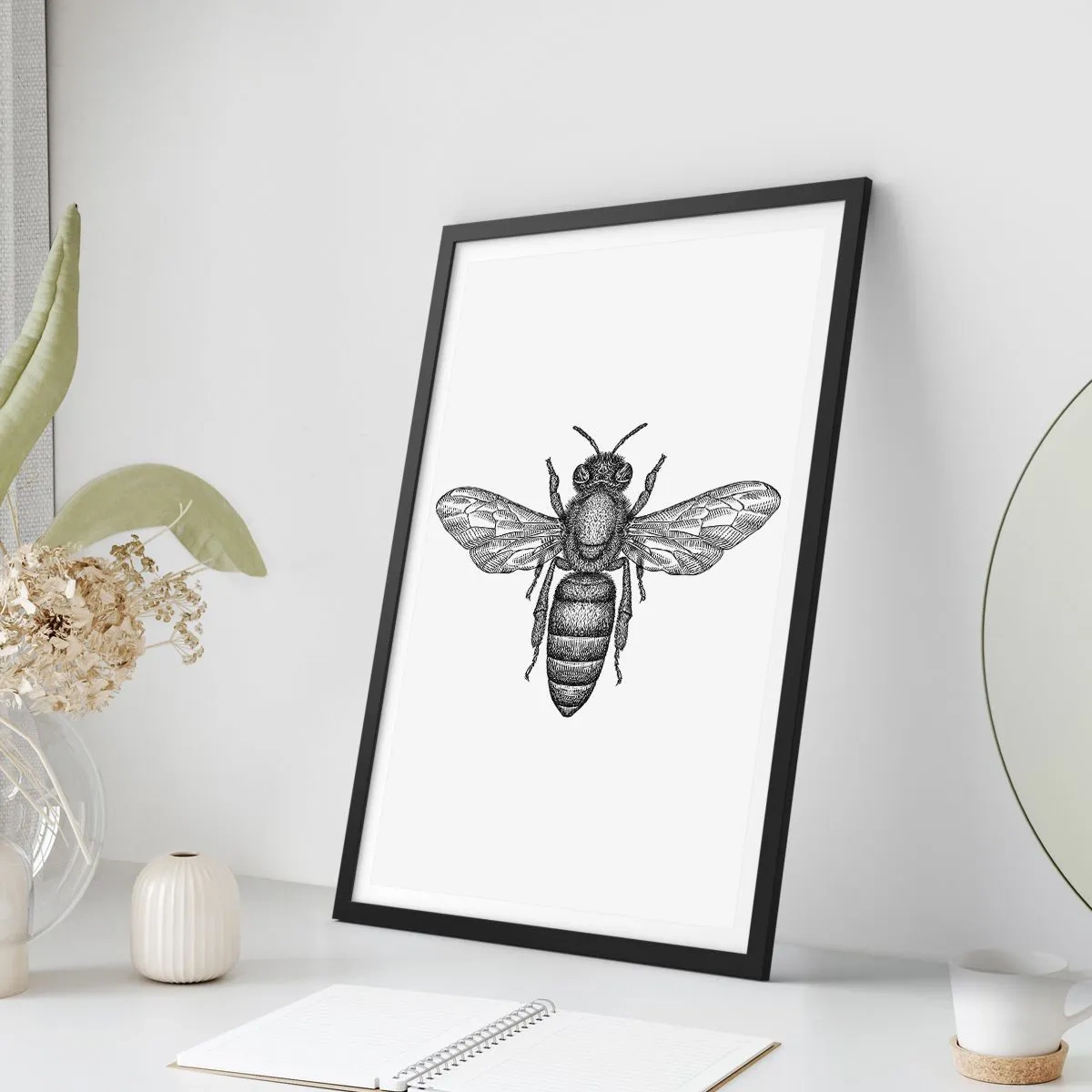 Plakat i sort ramme - Præcis illustration af en bi på en hvid baggrund - 50x70cm - Portræt af et insekt - Moderne vægdekoration til stue og soveværelse ARTTOR