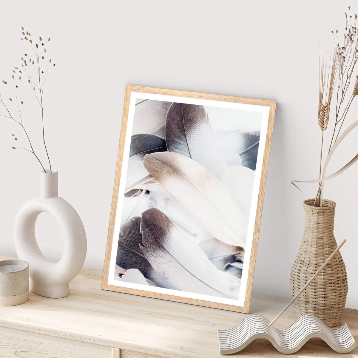 Plakat i ramme af lyst egetræ - Næsten engleagtig - 40x50 cm