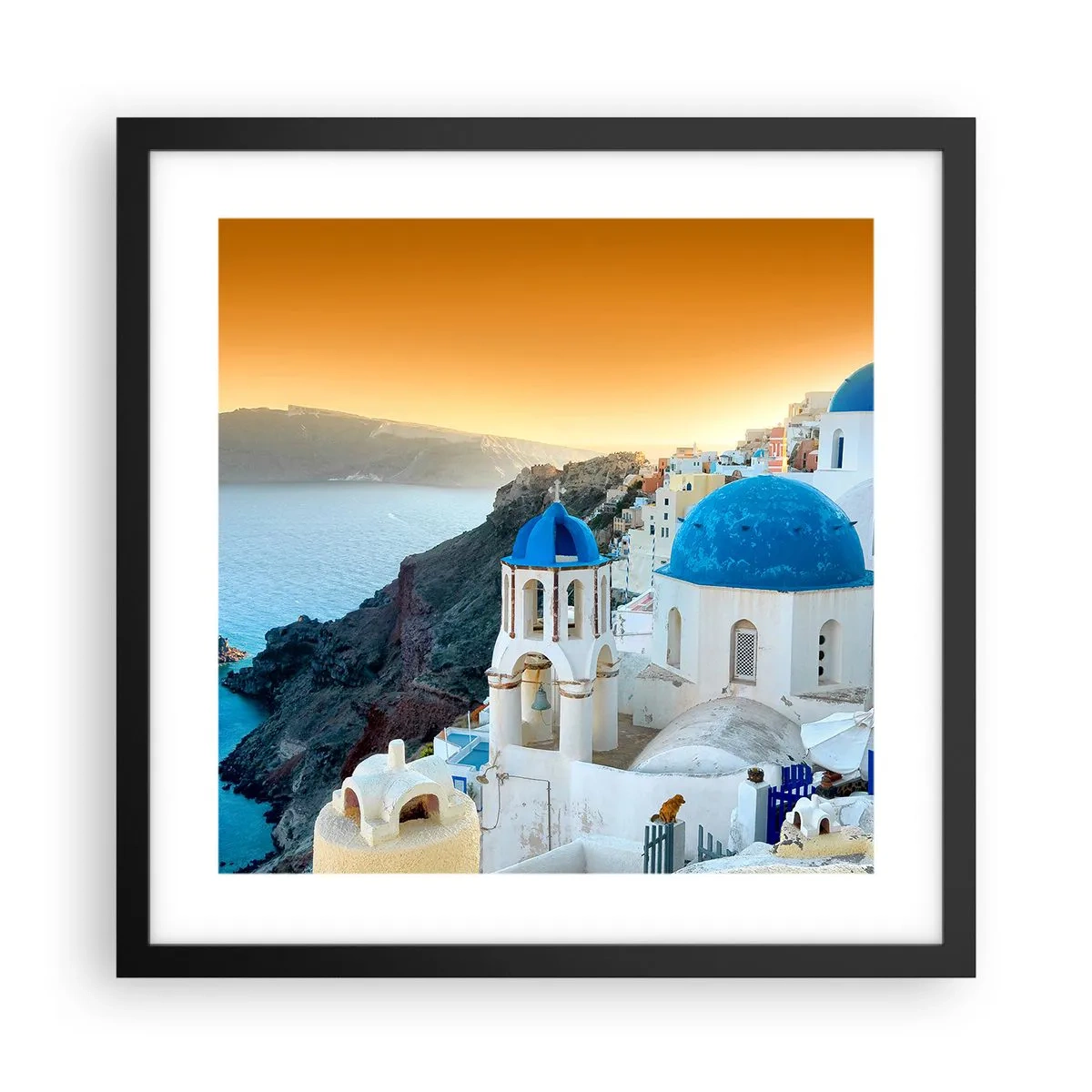 Plakat i sort ramme - Santorini - omfavnet af klipperne - 40x40 cm