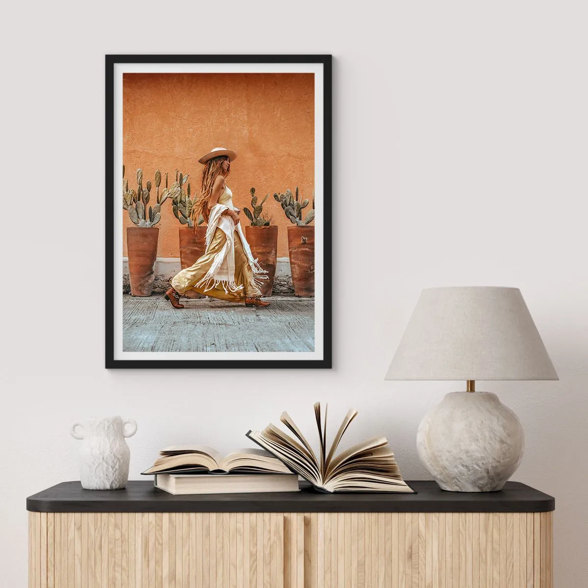 Plakat i sort ramme - Stilfuld kvinde i en hat mod en baggrund af kaktus - 50x70cm - I en hippieagtig stil - Moderne vægdekoration til stue og soveværelse ARTTOR