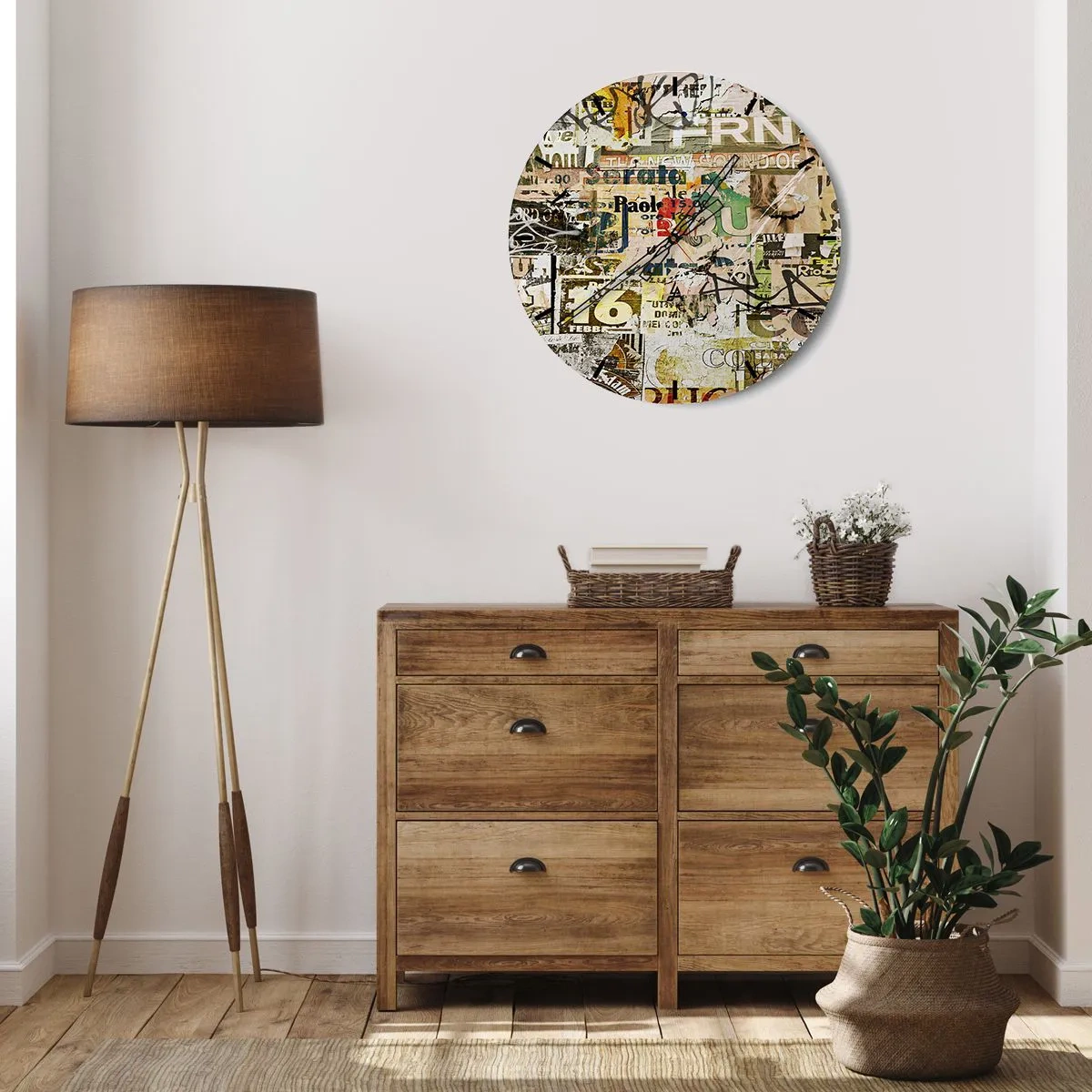 Vægur, Uret - En komposition af mange lag af gamle plakater og inskriptioner - 30x30cm - Åh, det er ved at ske... - Moderne vægdekoration til stue, køkken og soveværelse ARTTOR