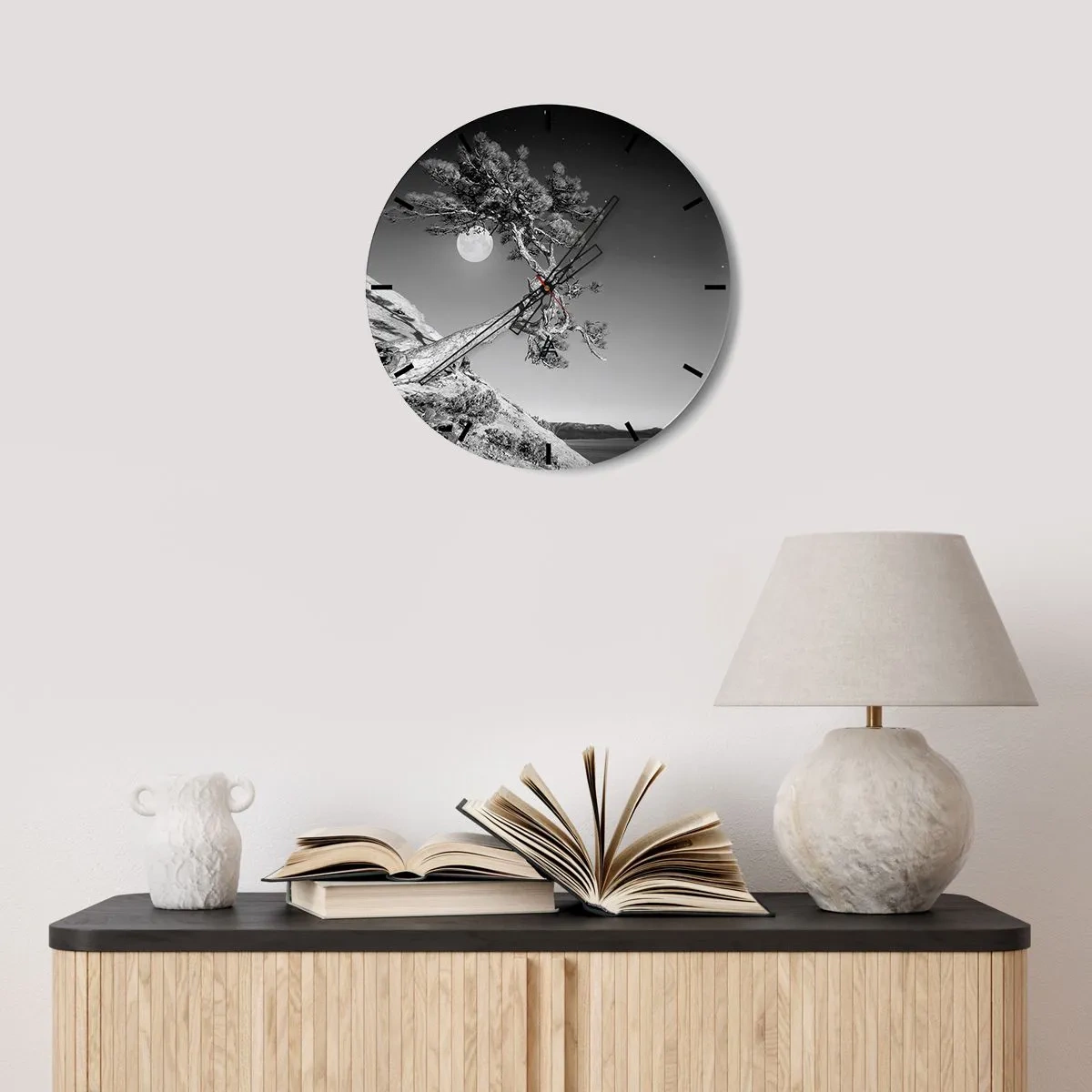 Vægur, Uret - Et lænende træ på en klippe med en fuldmåne i baggrunden - 30x30cm - Den sejrrige kriger - Moderne vægdekoration til stue, køkken og soveværelse ARTTOR