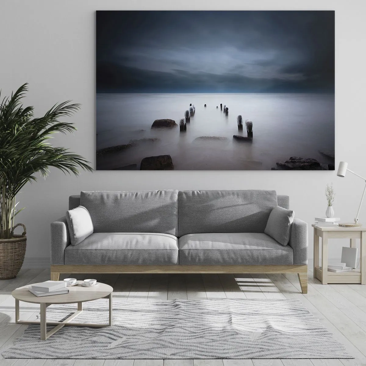 Billede på glas - Atmosfærefyldt kystlandskab med træpæle - 70x50cm - En betænksom sø - Moderne vægdekoration til stue og soveværelse ARTTOR