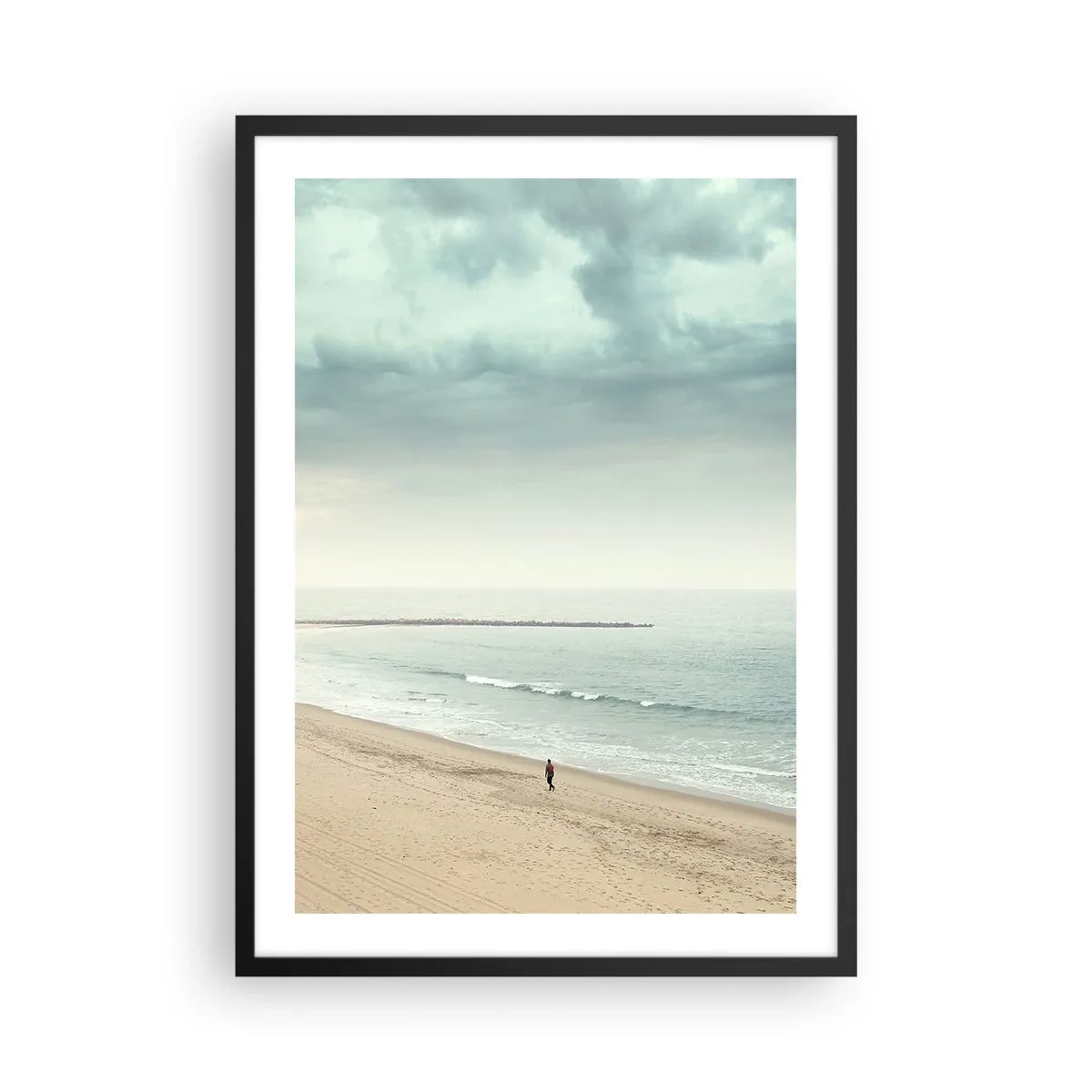 Plakat i sort ramme - En ensom skikkelse går langs kysten under en overskyet himmel. - 50x70cm - På jagt efter fred - Moderne vægdekoration til stue og soveværelse ARTTOR