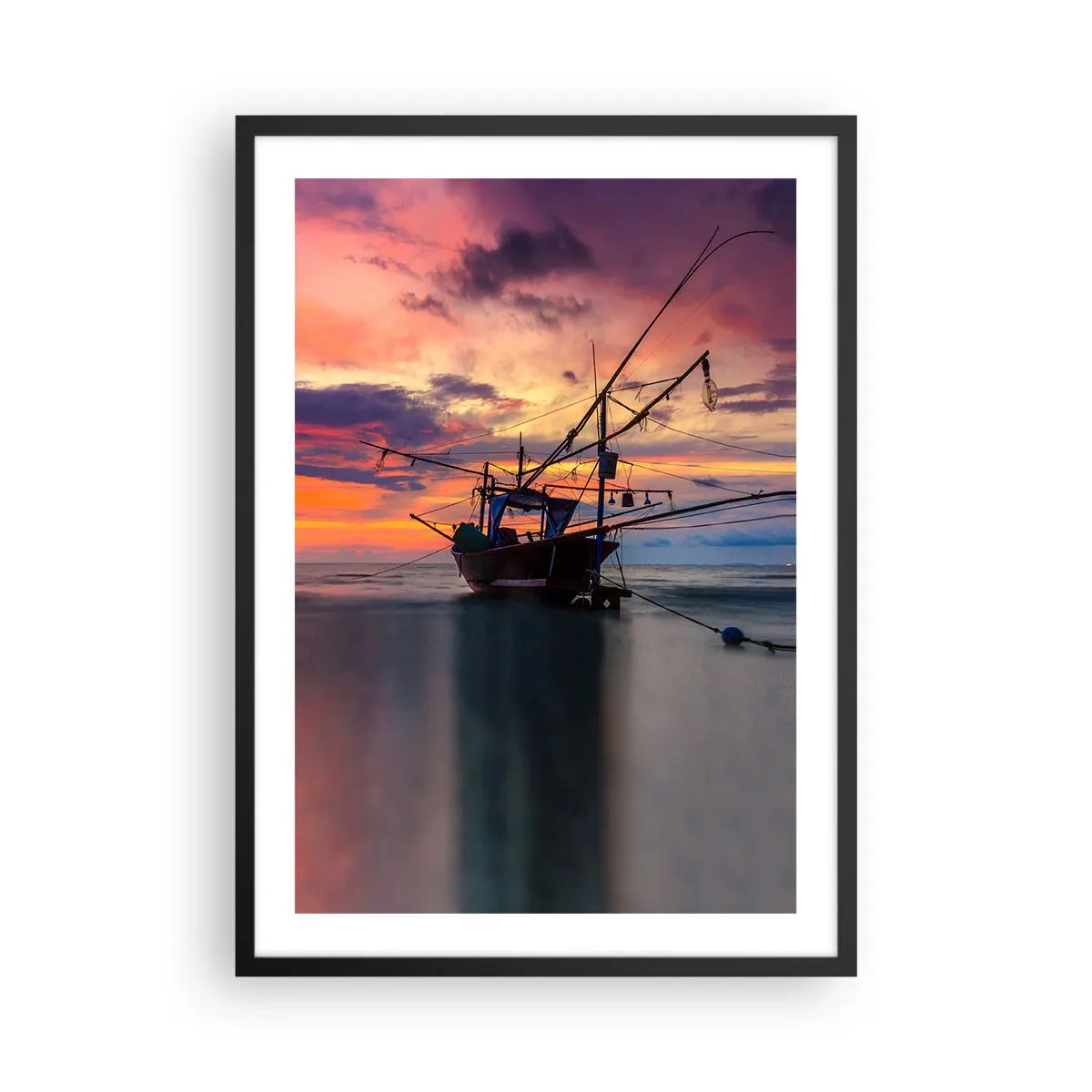 Plakat i sort ramme - Fiskefartøj mod baggrund af den nedgående sol på stranden - 50x70cm - En eksotisk aften - Moderne vægdekoration til stue og soveværelse ARTTOR