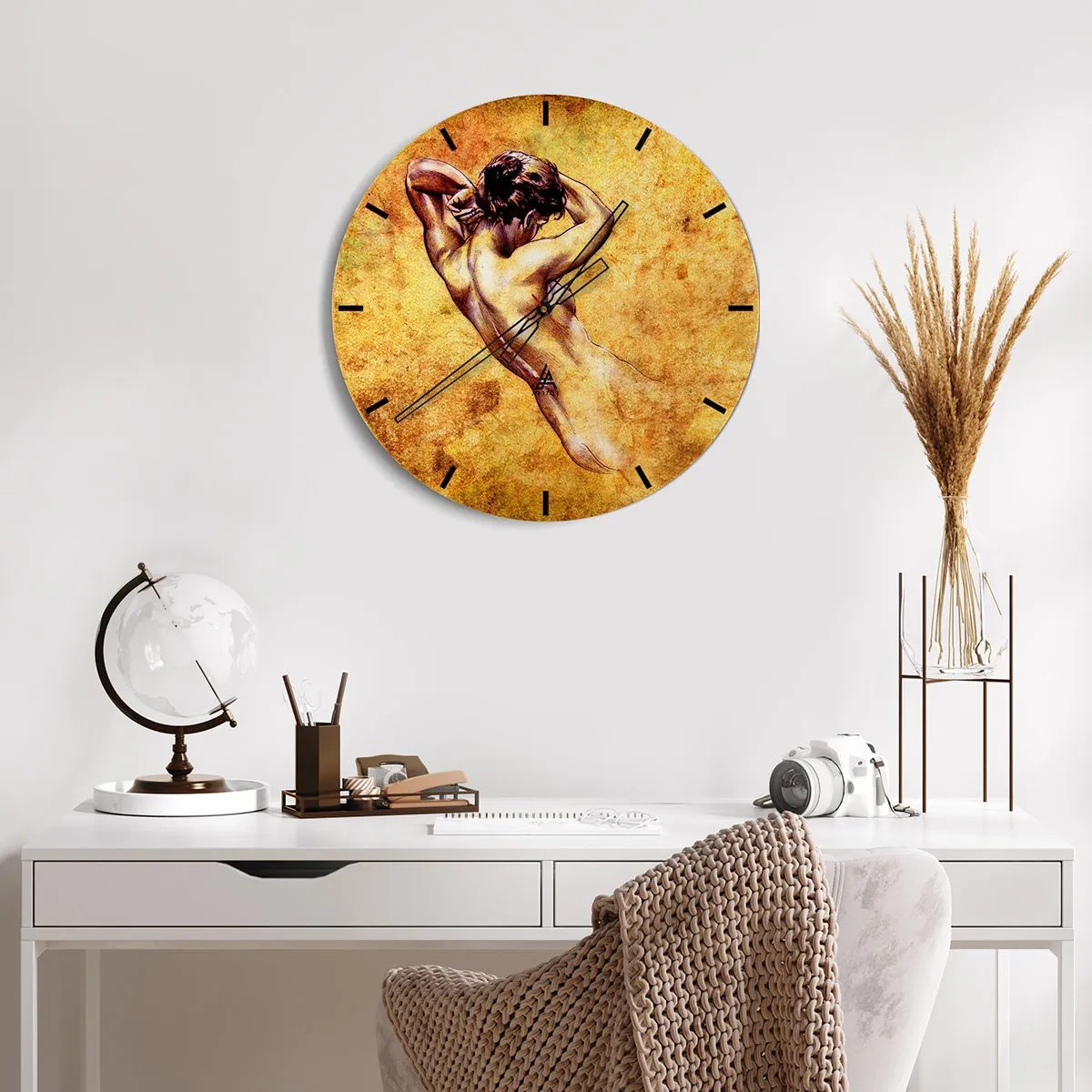 Vægur, Uret - Et kunstnerisk motiv af en kvindelig silhuet mod en baggrund i gyldne nuancer. - 30x30cm - Afsløret, men stadig et mysterium - Moderne vægdekoration til stue, køkken og soveværelse ARTTOR