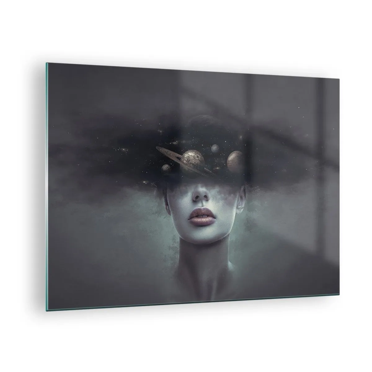 Billede på glas - En kvinde med planeter som hoved i en surrealistisk komposition - 70x50cm - Og planeterne er ved at gå amok... - Moderne vægdekoration til stue og soveværelse ARTTOR