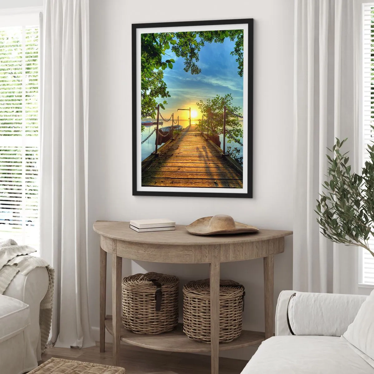Plakat i sort ramme - Træbro over søen ved solnedgang - 50x70cm - Mod vest ved vandet - Moderne vægdekoration til stue og soveværelse ARTTOR