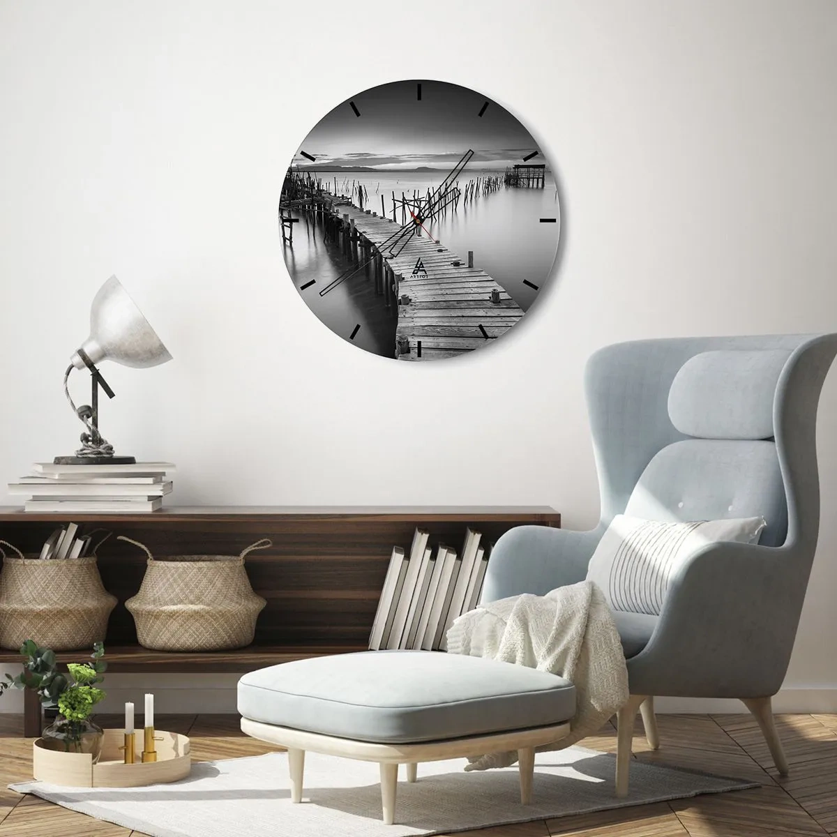 Vægur, Uret - En sort-hvid træbro, der fører til roligt vand - 30x30cm - Stilheden fra en glemt kyst - Moderne vægdekoration til stue, køkken og soveværelse ARTTOR