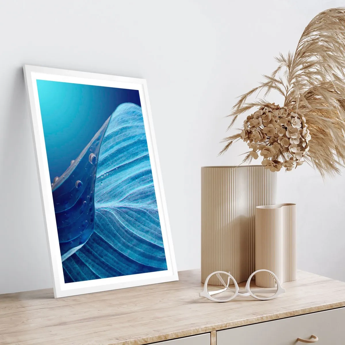 Plakat i hvid ramme - Skjulte dråber af blåt - 70x100 cm