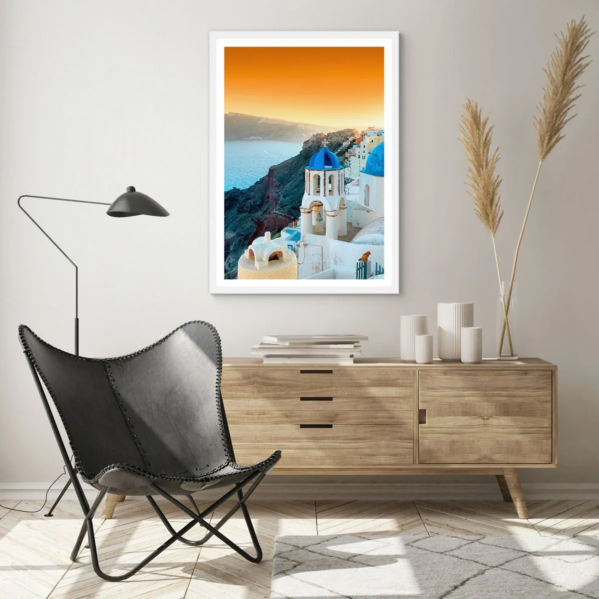 Plakat i hvid ramme - Santorini - omfavnet af klipperne - 40x50 cm