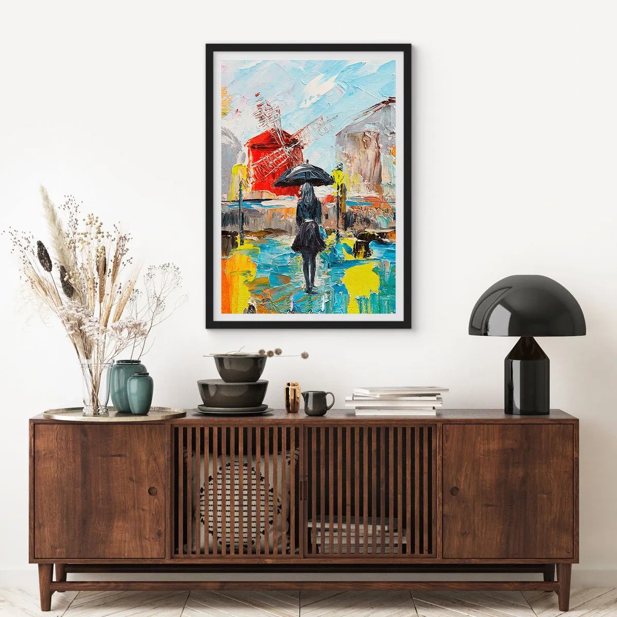 Plakat i sort ramme - En kvinde med en paraply mod en baggrund af en by i regnvejr - 50x70cm - Parisiske legender - Moderne vægdekoration til stue og soveværelse ARTTOR