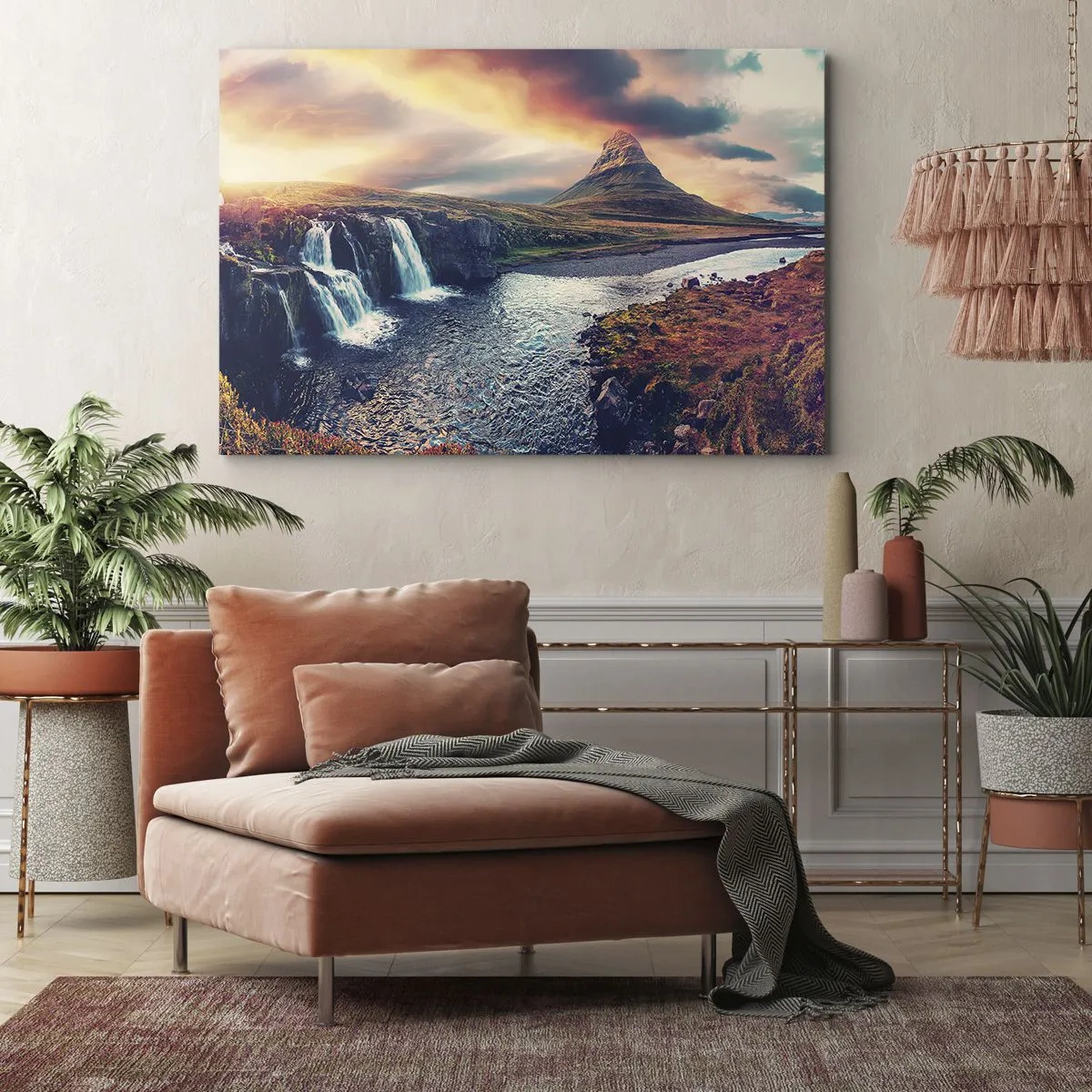 Lærredstryk - Billede på lærred - Udsigt over vandfaldet og bjerget i lyset af den nedgående sol - 70x50cm - I naturens majestæt - Moderne vægdekoration til stue og soveværelse ARTTOR