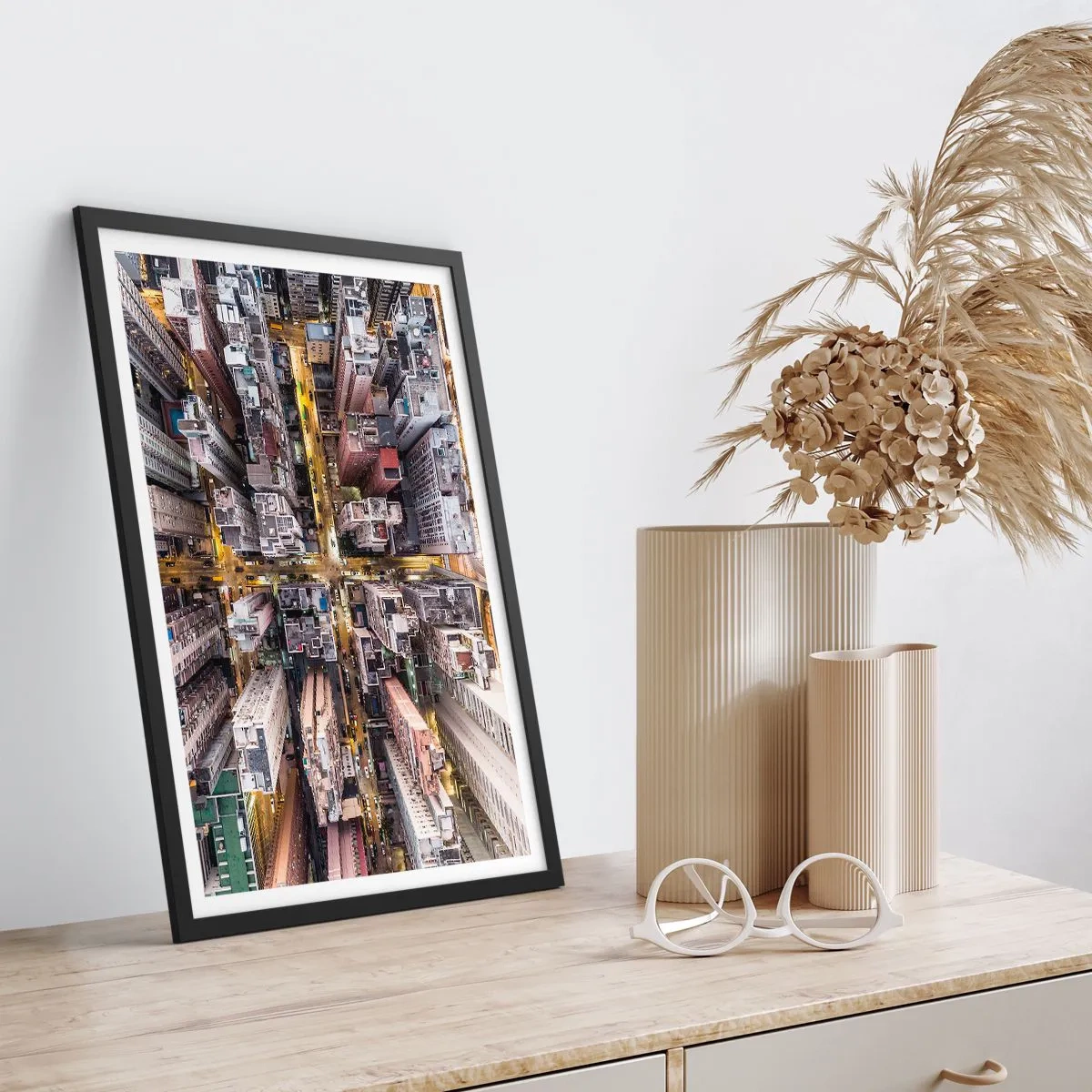 Plakat i sort ramme - Hilsner fra Hong Kong - 70x100 cm