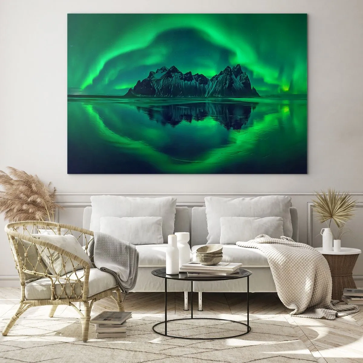 Billede på glas - Nordlys svæver over et bjerglandskab og spejler sig i vandet - 70x50cm - I auroraens arme - Moderne vægdekoration til stue og soveværelse ARTTOR