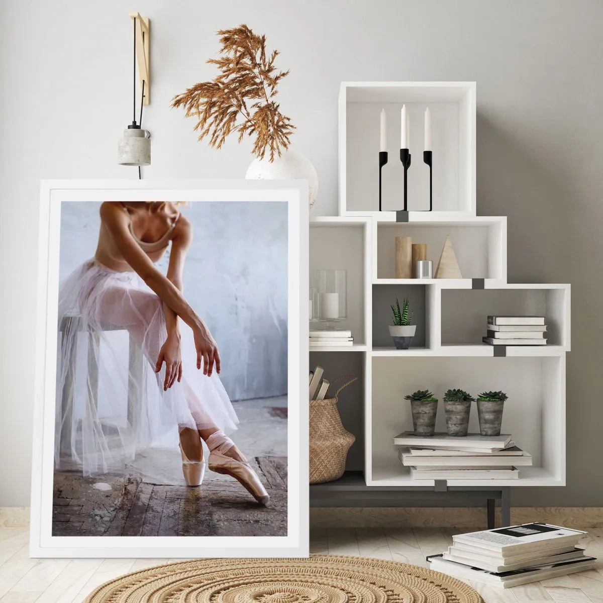 Plakat i hvid ramme - Før rampelysene skinner - 70x100 cm