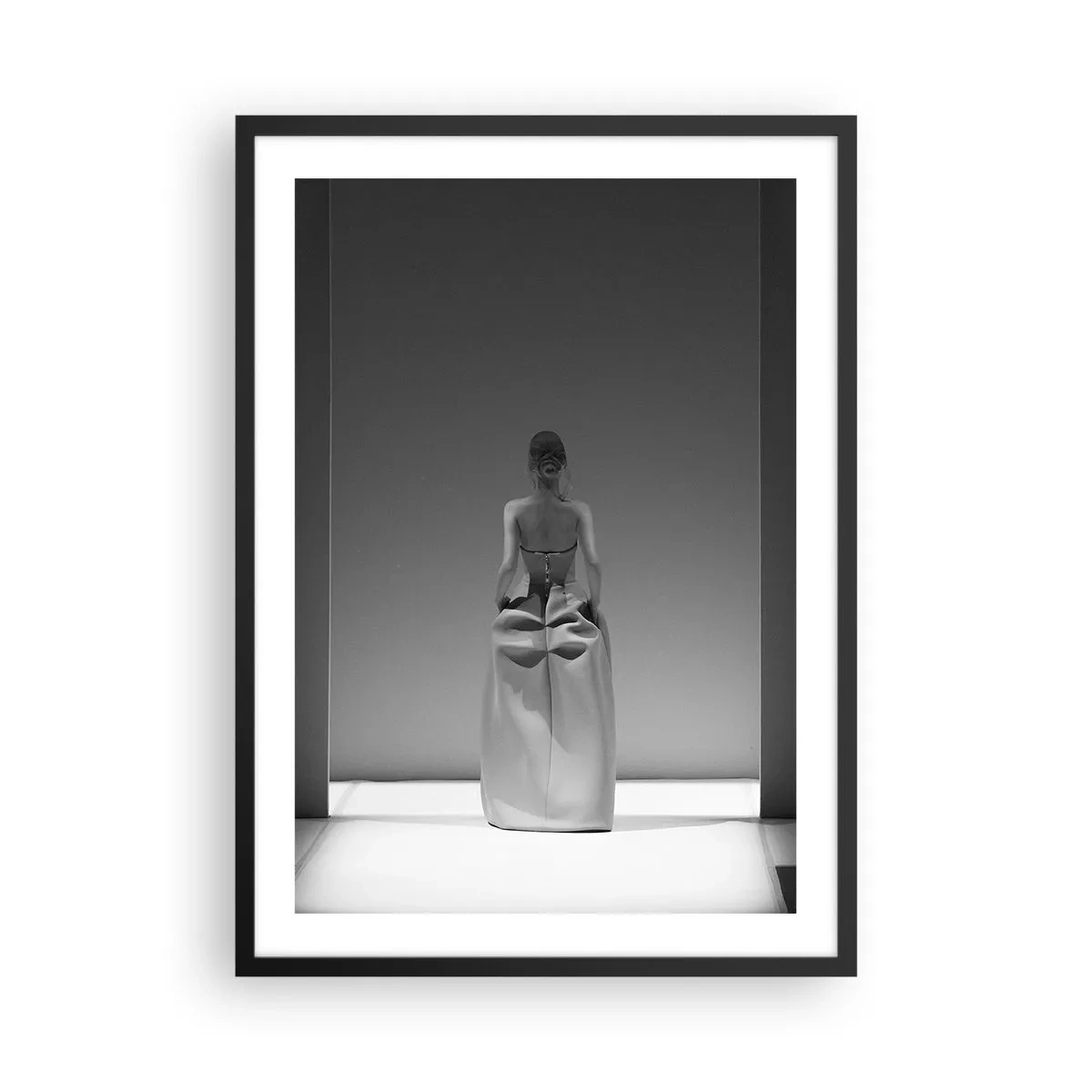 Plakat i sort ramme - Et minimalistisk sort-hvidt fotografi af en kvinde på catwalken. - 50x70cm - Raffineret enkelhed - Moderne vægdekoration til stue og soveværelse ARTTOR