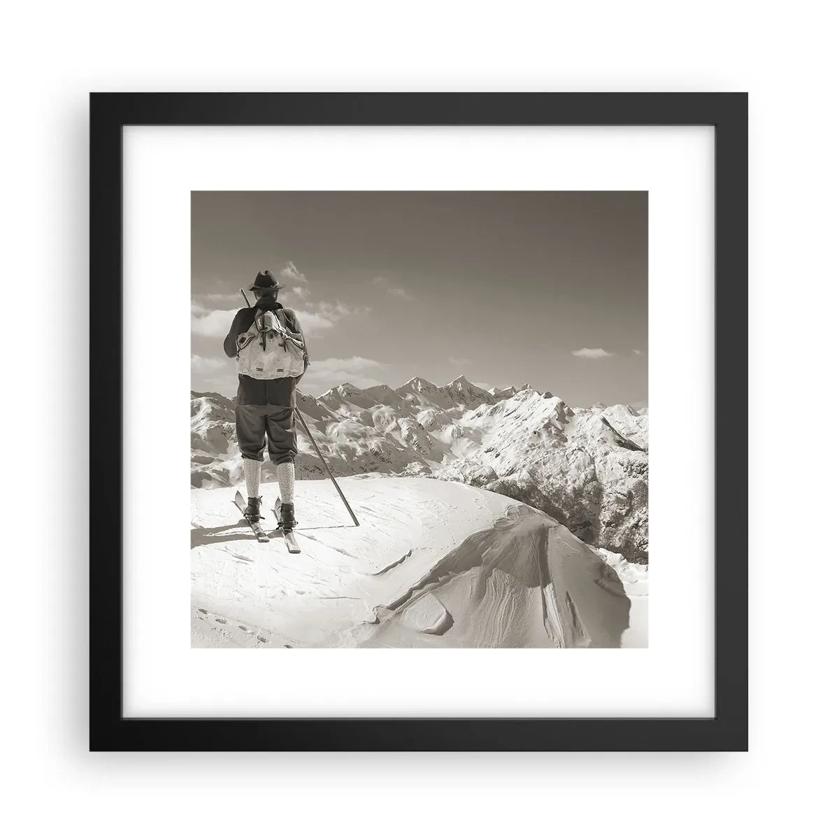 Plakat i sort ramme - Og bjergene er de samme - 30x30 cm