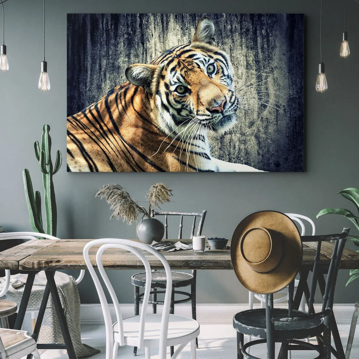 Lærredstryk - Billede på lærred - En tiger liggende mod en ru tekstureret væg - 70x50cm - Portræt i lysstrømme - Moderne vægdekoration til stue og soveværelse ARTTOR