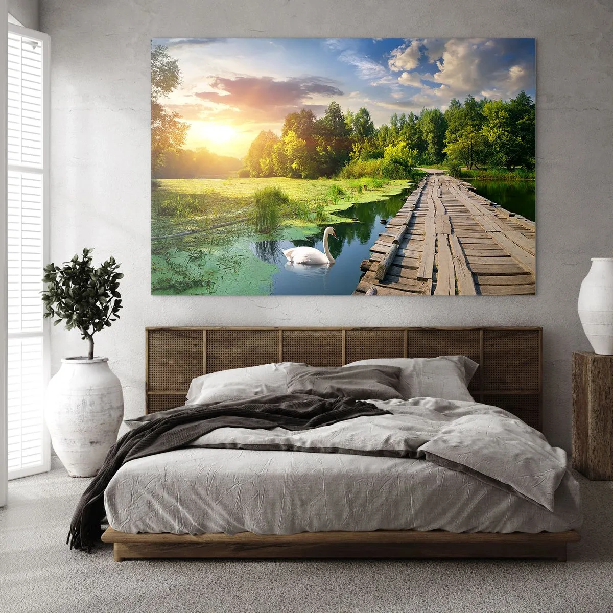Billede på glas - Træbro over en sø med en svane ved solnedgang - 70x50cm - Sommer, sommer overalt - Moderne vægdekoration til stue og soveværelse ARTTOR