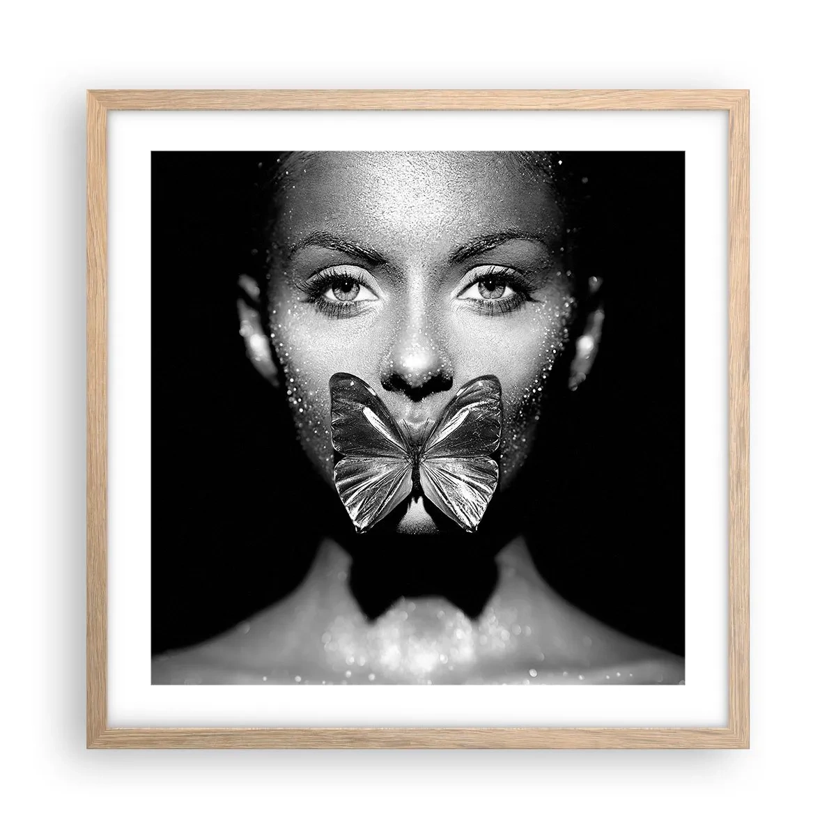 Plakat i ramme af lyst egetræ - Sommerfuglekys - 50x50 cm