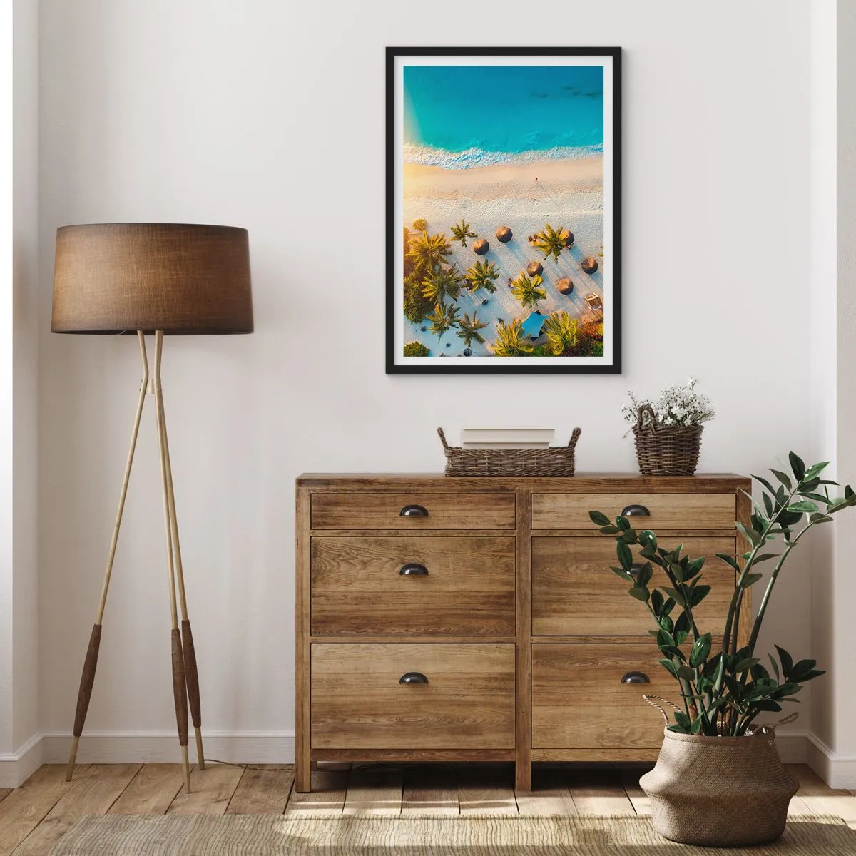 Plakat i sort ramme - Luftfoto af en paradisstrand med palmer og turkisblåt vand - 50x70cm - Velkommen til paradis - Moderne vægdekoration til stue og soveværelse ARTTOR