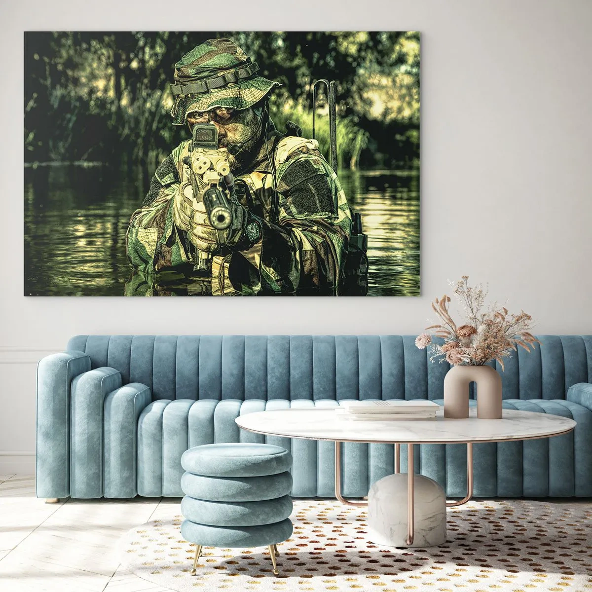 Billede på glas - En soldat i fuld camouflage sigter gennem et visir i et vandigt miljø. - 70x50cm - Det bedste af det bedste - Moderne vægdekoration til stue og soveværelse ARTTOR