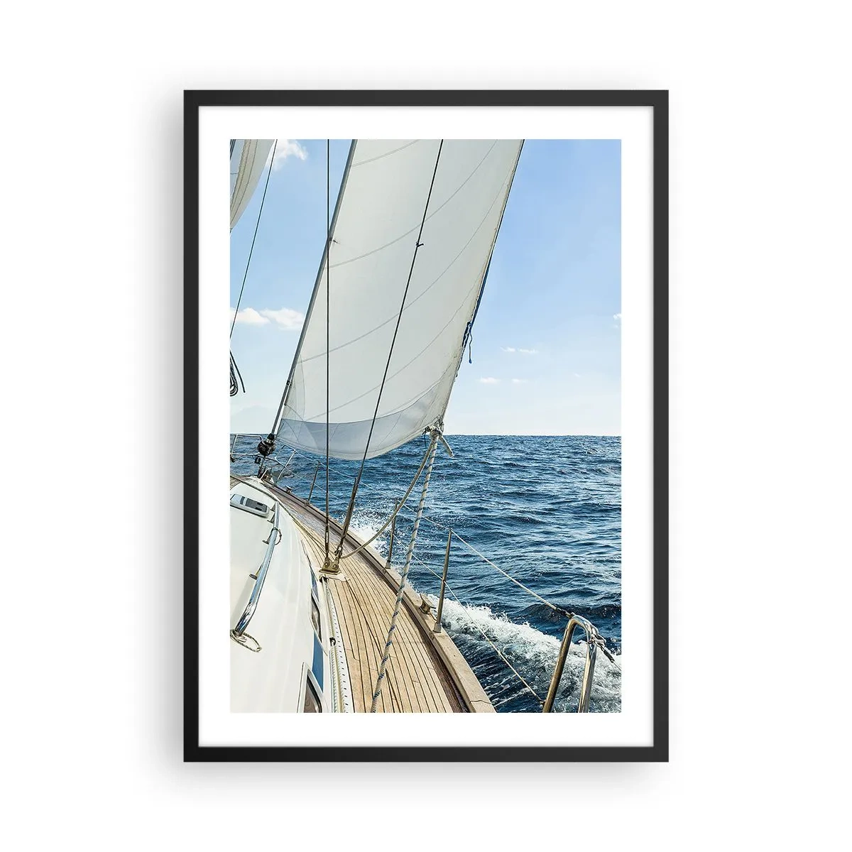 Plakat i sort ramme - En sejlbåd på åbent hav på en solskinsdag - 50x70cm - Ahoj , eventyr - Moderne vægdekoration til stue og soveværelse ARTTOR
