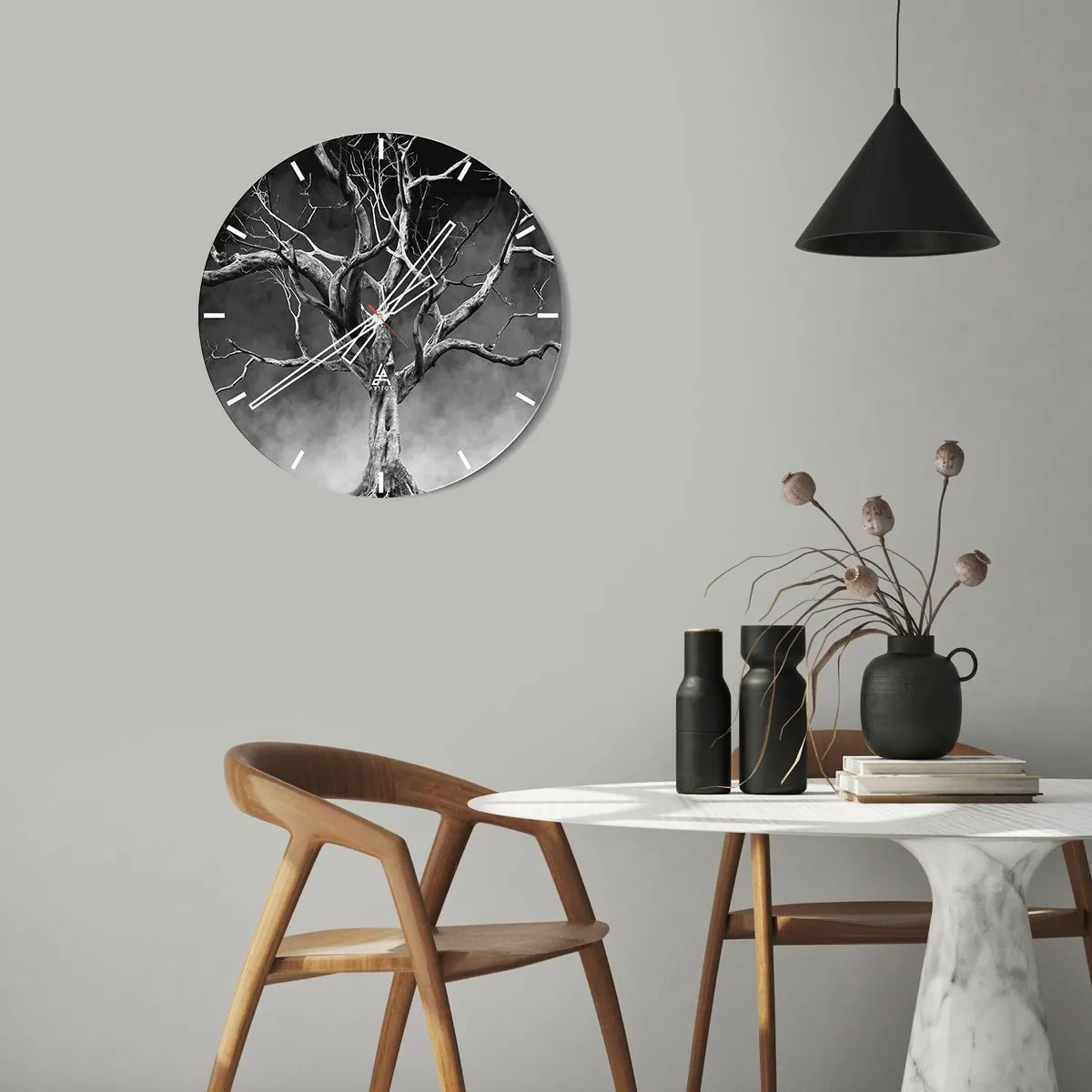 Vægur, Uret - Et tørt træ mod en baggrund af mørke skyer i monokromatiske toner - 30x30cm - Primær og hellig - Moderne vægdekoration til stue, køkken og soveværelse ARTTOR
