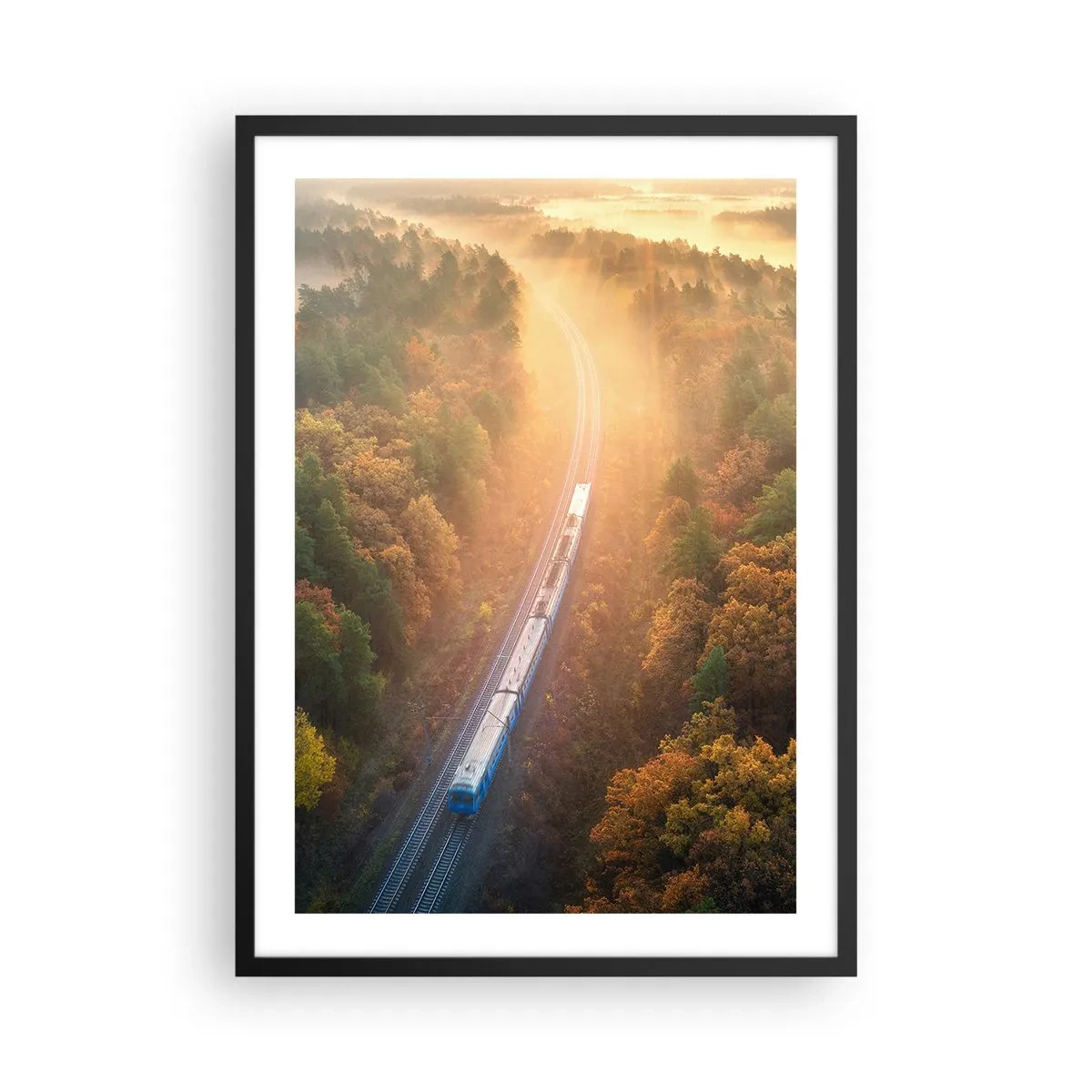 Plakat i sort ramme - Et tog, der kører gennem en efterårsskov i den opgående sols stråler - 50x70cm - Efterårsrejse - Moderne vægdekoration til stue og soveværelse ARTTOR