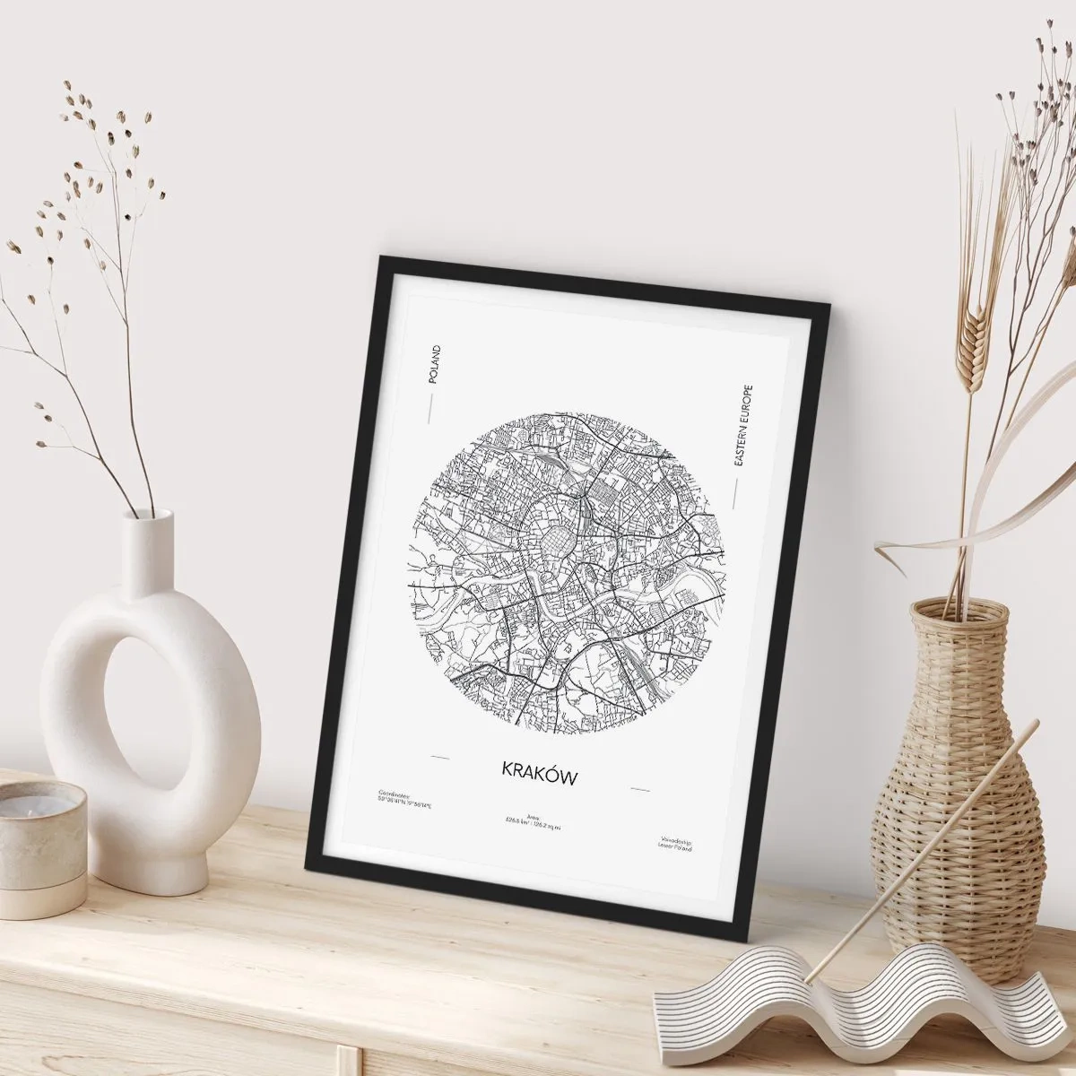 Plakat i sort ramme - Et minimalistisk kort over Krakow i en cirkel - 50x70cm - Krakows anatomi - Moderne vægdekoration til stue og soveværelse ARTTOR