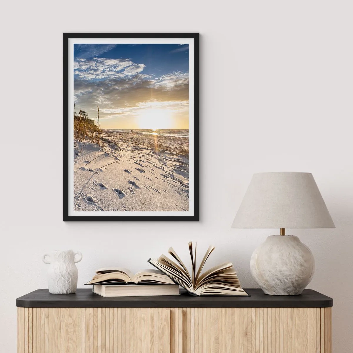 Plakat i sort ramme - En sandstrand oplyst af den nedgående sol - 50x70cm - Indbydelse til en vandretur - Moderne vægdekoration til stue og soveværelse ARTTOR