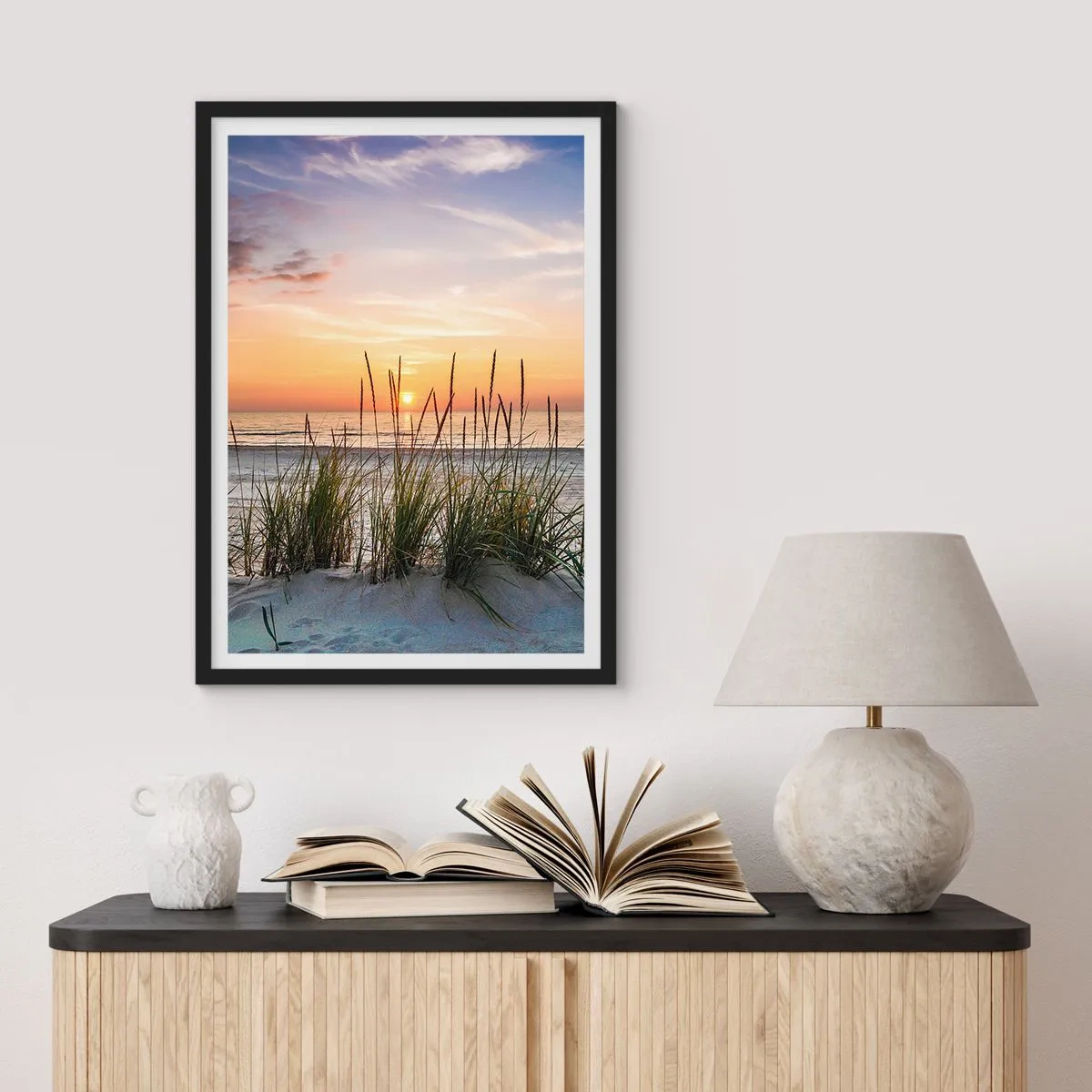 Plakat i sort ramme - Strand med vegetation ved solopgang - 50x70cm - Se, tænk, føl - Moderne vægdekoration til stue og soveværelse ARTTOR