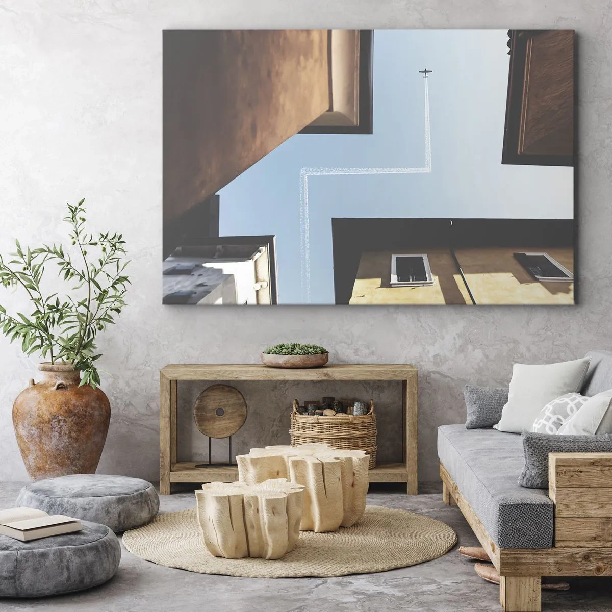 Lærredstryk - Billede på lærred - Udsigt over flyet og dets spor på himlen fra et gadeperspektiv - 70x50cm - Over den urbane labyrint - Moderne vægdekoration til stue og soveværelse ARTTOR